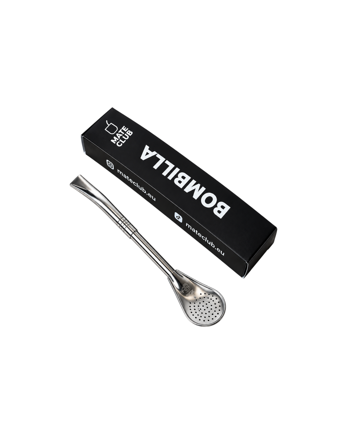 Bombilla Mate Club de acero inoxidable con pico curvado y filtro reforzado, presentada junto a su caja original.