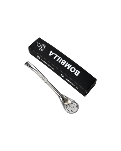 Bombilla Mate Club de acero inoxidable con pico curvado y filtro reforzado, presentada junto a su caja original.