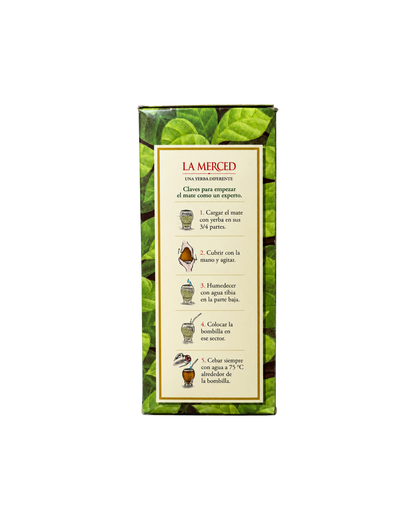 Parte trasera del paquete de yerba mate La Merced de Mate Club con instrucciones ilustradas para preparar un mate