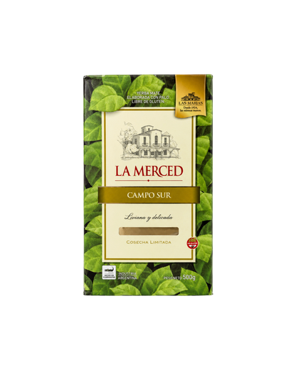 Paquete de 500g de yerba mate La Merced Campo Sur de Mate Club con diseño elegante y hojas verdes de fondo