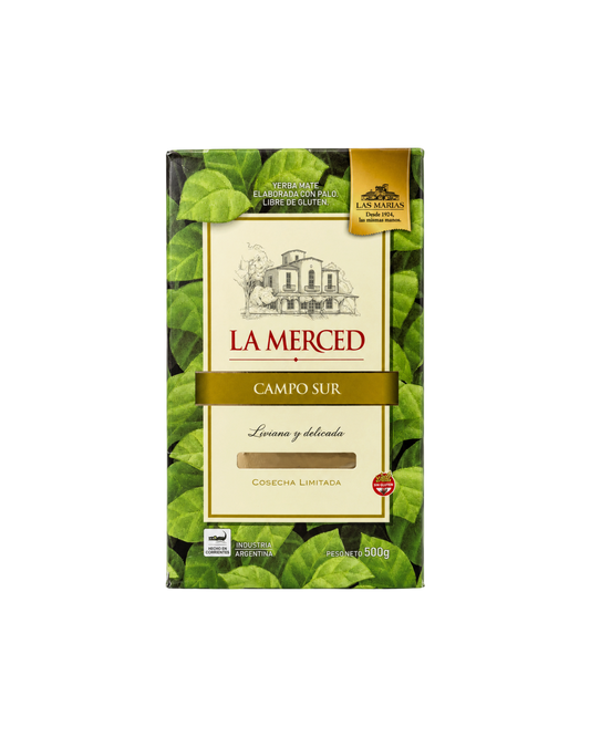Paquete de 500g de yerba mate La Merced Campo Sur de Mate Club con diseño elegante y hojas verdes de fondo