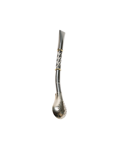 Bombillón torneado de alpaca plateada de 19 cm con detalles dorados y filtro perforado. Mate Club.