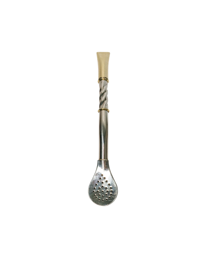 Bombillón de alpaca torneado de 19 cm con detalles dorados y filtro de agujeros finos. Mate Club.