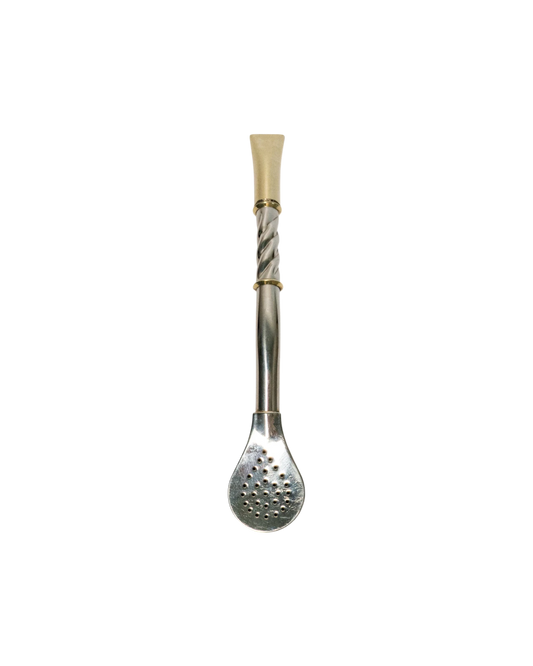 Bombillón de alpaca torneado de 19 cm con detalles dorados y filtro de agujeros finos. Mate Club.