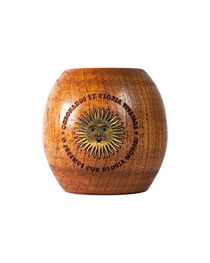 Mate Club mate de algarrobo tradicional con aplique de Sol de Mayo en bronce, hecho a mano en Argentina.