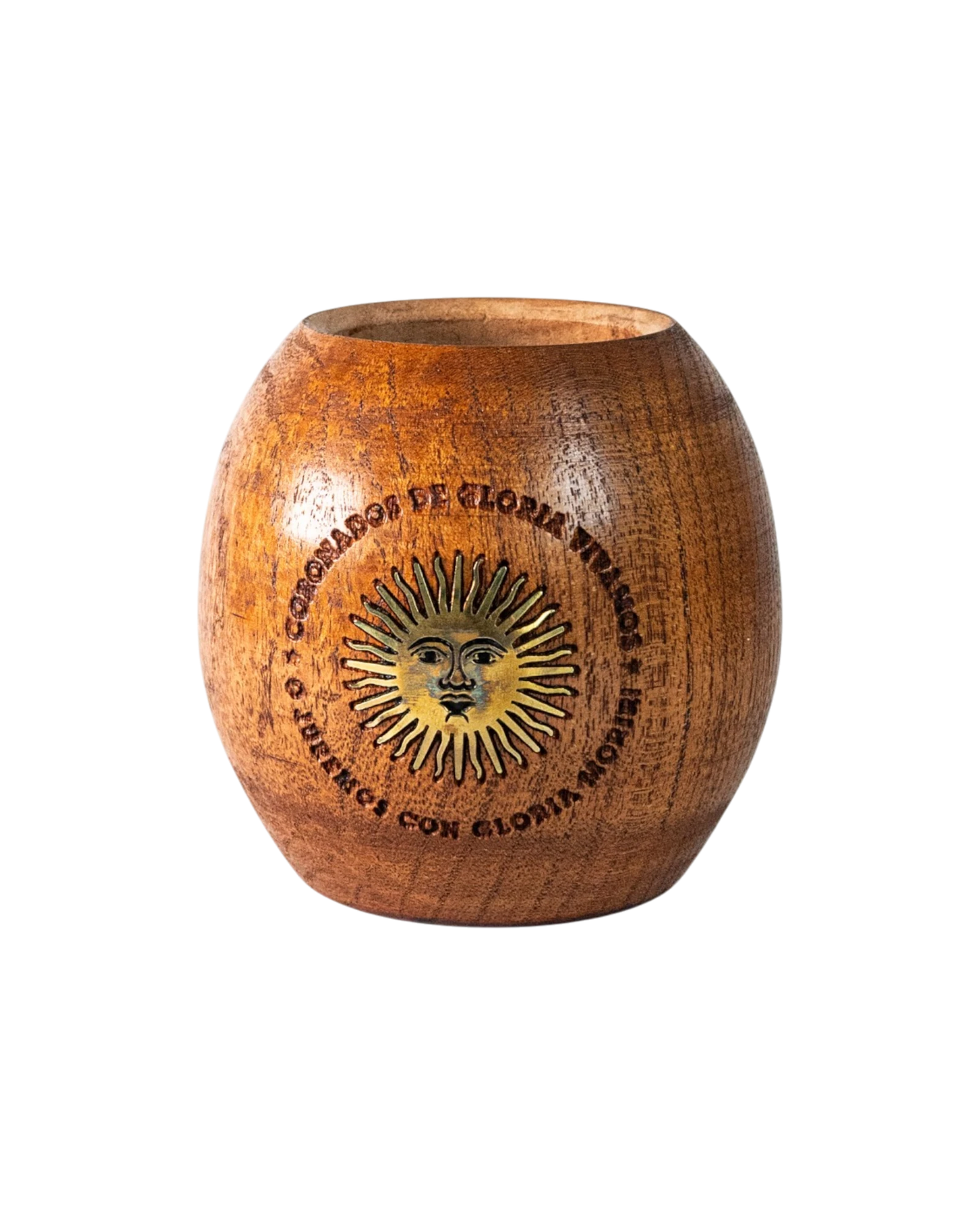 Mate Club mate de algarrobo tradicional con aplique de Sol de Mayo en bronce, diseño robusto y cómodo.