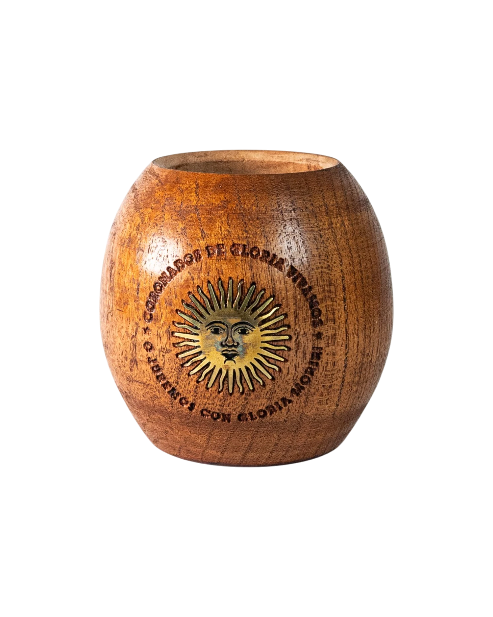 Mate Club mate de algarrobo tradicional con aplique de Sol de Mayo en bronce, diseño robusto y cómodo.