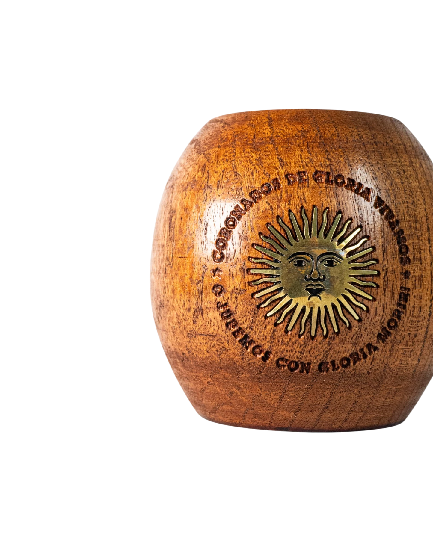 Mate Club mate de algarrobo tradicional con aplique de Sol de Mayo en bronce, diseño robusto y cómodo.