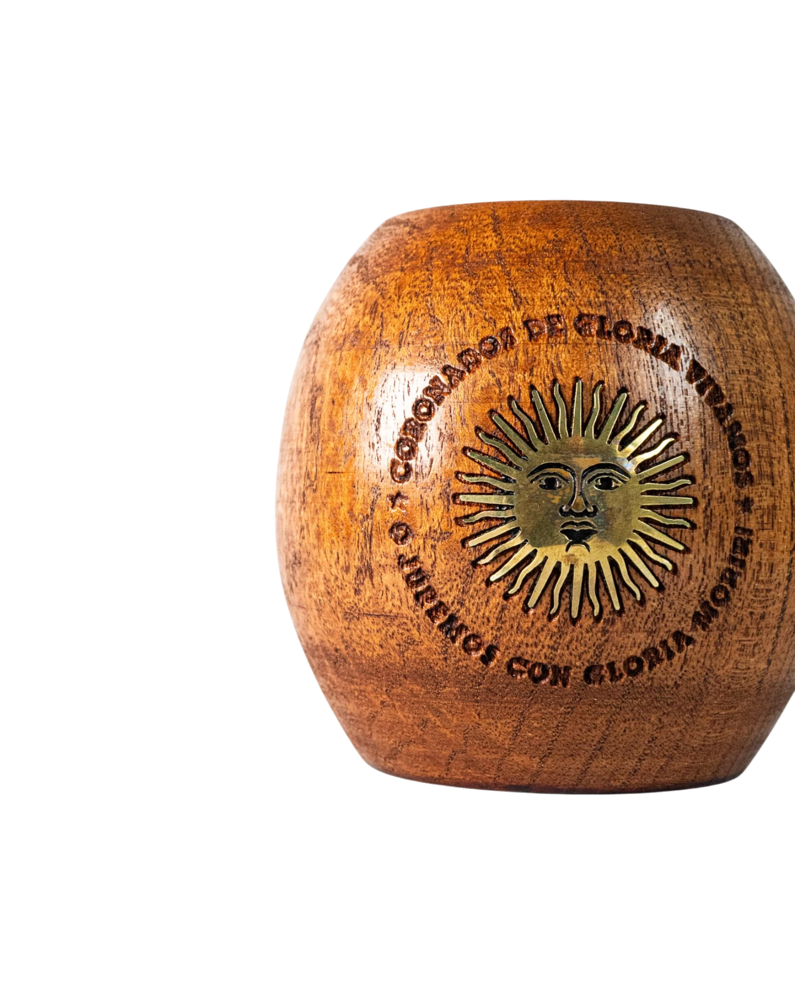 Mate Club mate de algarrobo tradicional con aplique de Sol de Mayo en bronce, diseño robusto y cómodo.