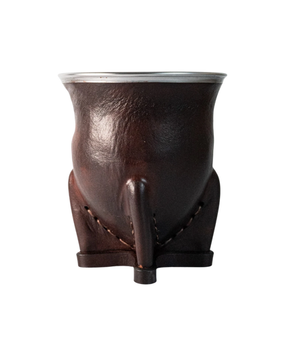 Mate Camionero de calabaza natural forrado en cuero vacuno marrón oscuro, con virola de acero inoxidable. Artesanal.