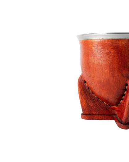 Mate Camionero de calabaza natural forrado en cuero vacuno con virola de acero inoxidable. Mate Club.