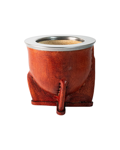 Mate camionero de calabaza natural forrado en cuero vacuno marrón con virola de acero inoxidable. Diseño artesanal.