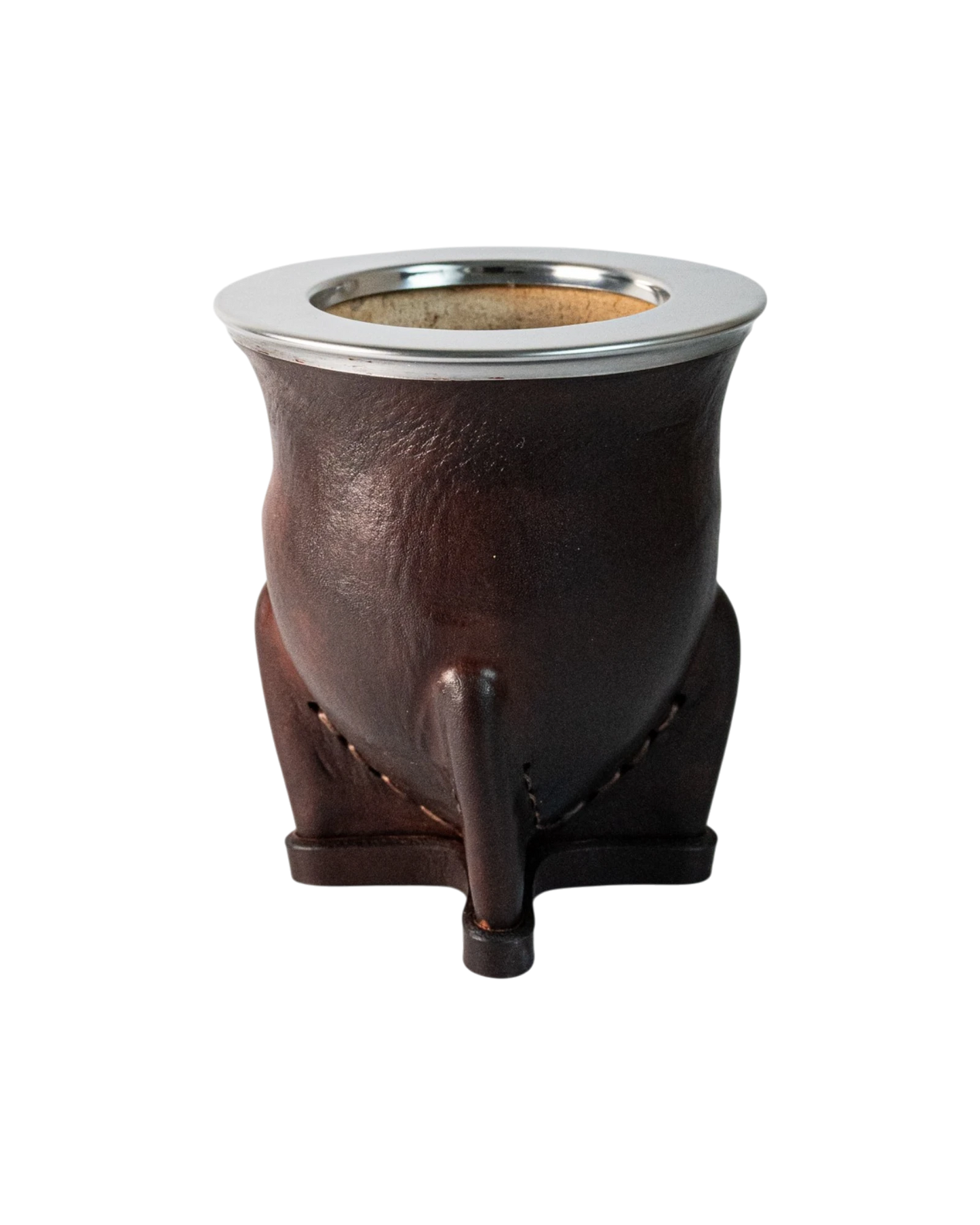 Mate Camionero de calabaza natural forrado en cuero vacuno marrón oscuro, con virola de acero inoxidable. Mate Club.