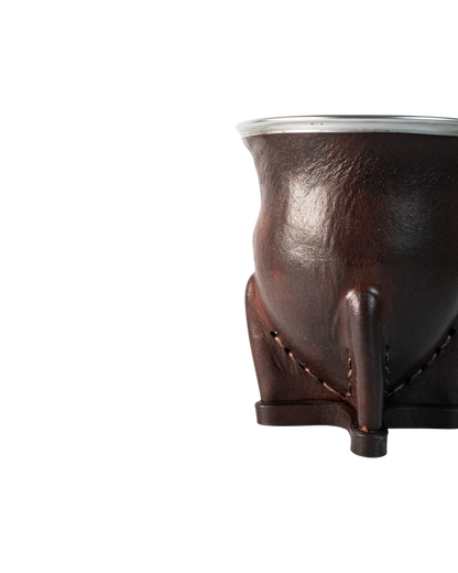 Mate Camionero de calabaza marrón oscuro, forrado en cuero vacuno, con virola de acero inoxidable. Mate Club.