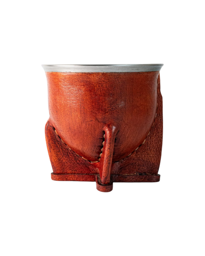 Mate Camionero de calabaza natural forrado en cuero vacuno marrón con virola de acero inoxidable. Mate Club.