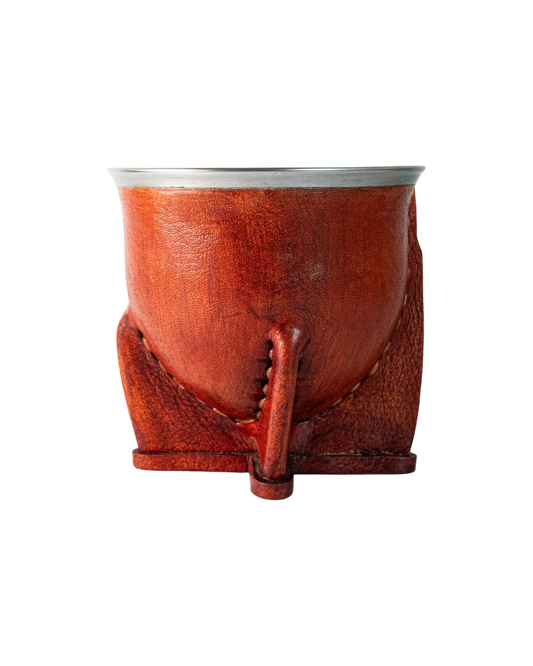 Mate Camionero de calabaza natural forrado en cuero vacuno marrón con virola de acero inoxidable. Mate Club.