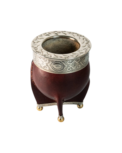 Mate Imperial Premium Borravino Cincelado de calabaza y cuero negro con virola de alpaca labrada y base de bronce. Mate Club.