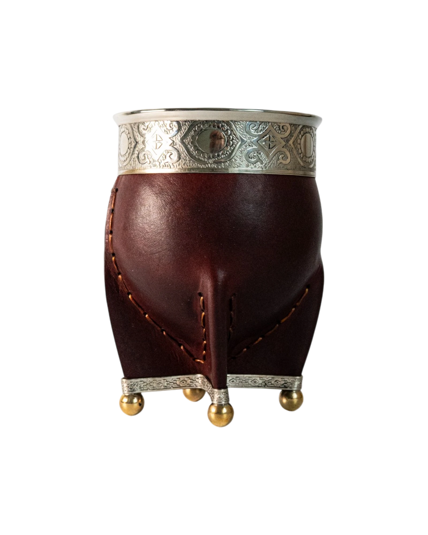 Mate Imperial Premium Borravino Cincelado de cuero marrón y alpaca labrada, con base de bronce. Mate Club.
