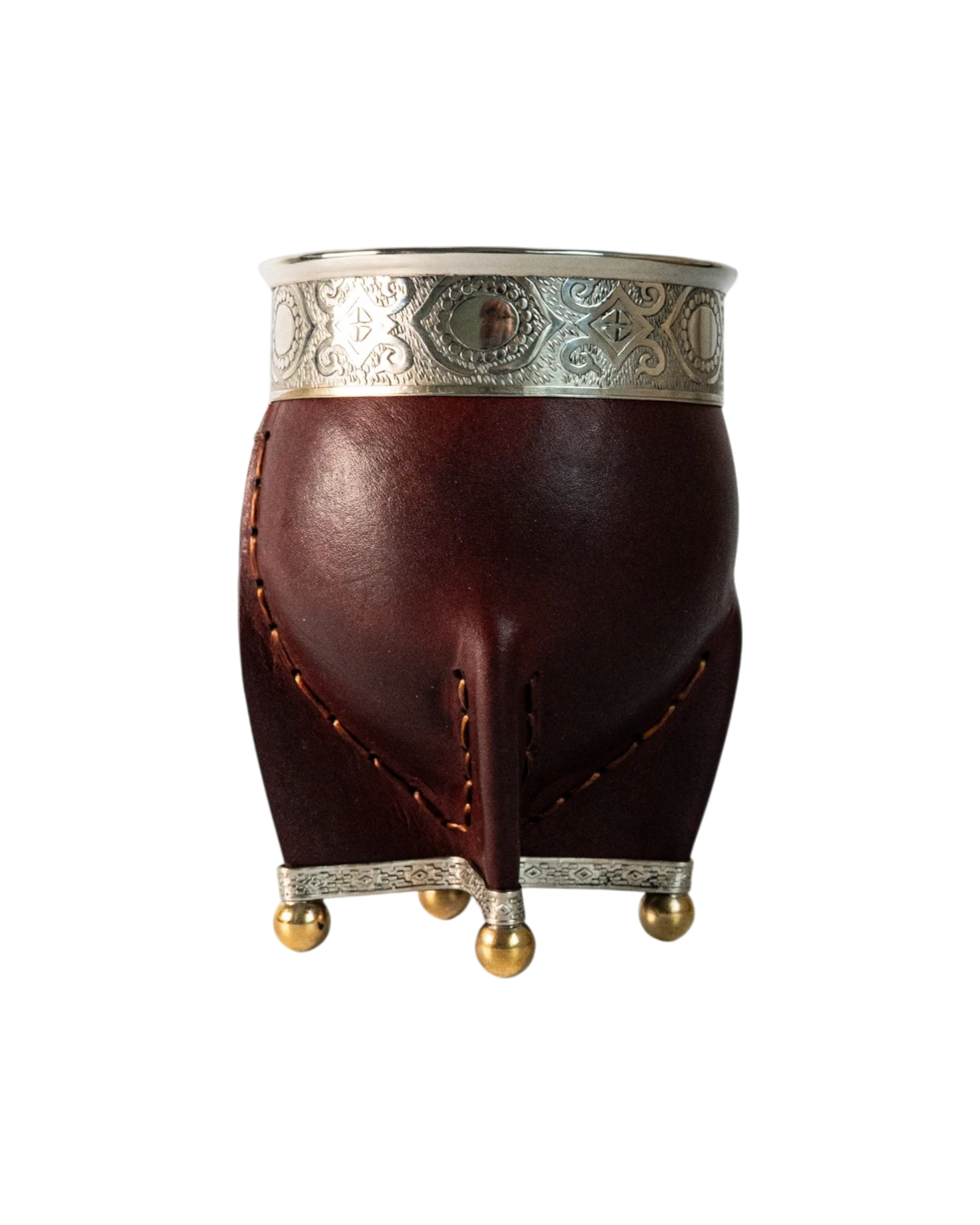 Mate Imperial Premium Borravino Cincelado de cuero marrón y alpaca labrada, con base de bronce. Mate Club.