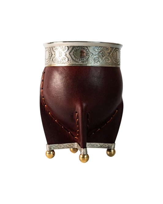 Mate Imperial Premium Borravino Cincelado de cuero marrón y alpaca labrada, con base de bronce. Mate Club.