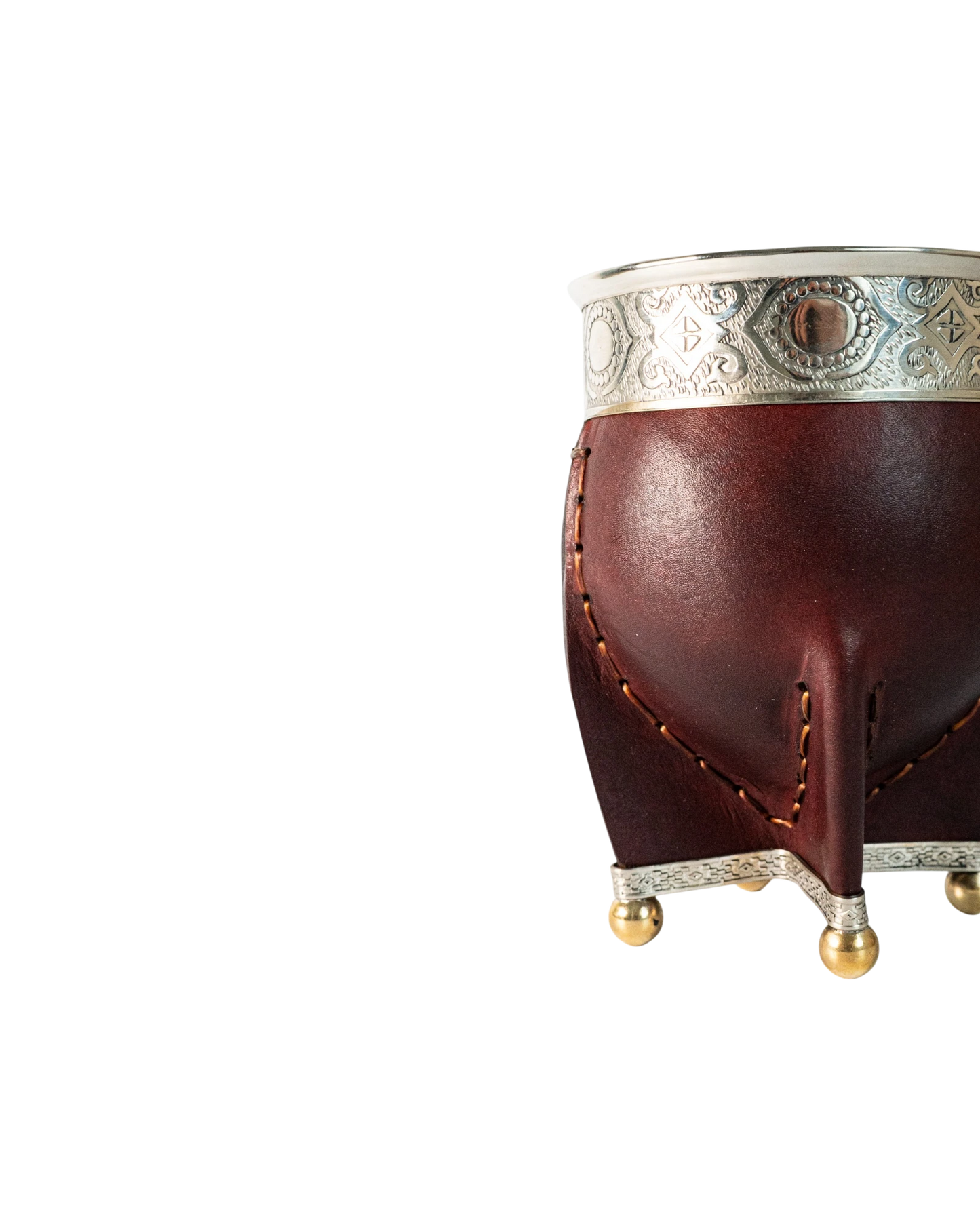 Mate Imperial Premium Borravino Cincelado de cuero marrón con detalles de alpaca labrada y base de bronce de Mate Club.