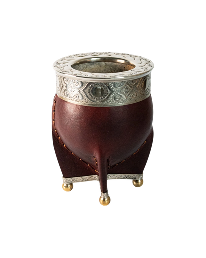 Mate Imperial Premium Borravino Cincelado de calabaza con forro de cuero negro y detalles de alpaca labrada. Base con patas de bronce.
