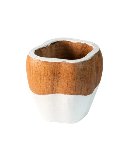 Mate Ranchero Irregular Blanco de madera de algarrobo pintado a mano por Mate Club, con bombilla de regalo.